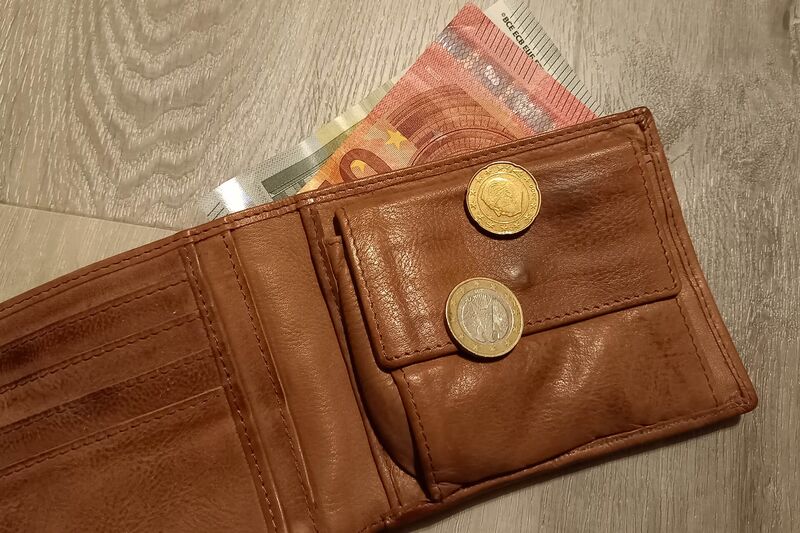 Foto einer Geldbörse mit Münzen und Scheinen Foto einer Geldbörse