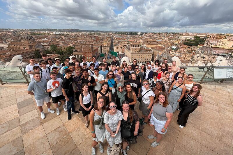 Gruppenfoto der Studienfahrt Q2 in Rom Gruppenfoto der Studienfahrt Q2 in Rom